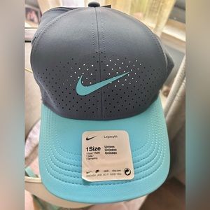 💙NIKE WOMAN SPORTS HAT 🧢NWT🧢 COMES WITH AN UNDER ARMOUR HEADBAND🤍